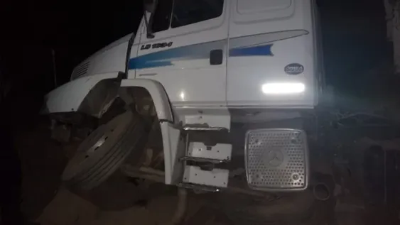 Un chofer de 77 años se quedó dormido y volcó su camión cargado con 5 mil kilos de uva