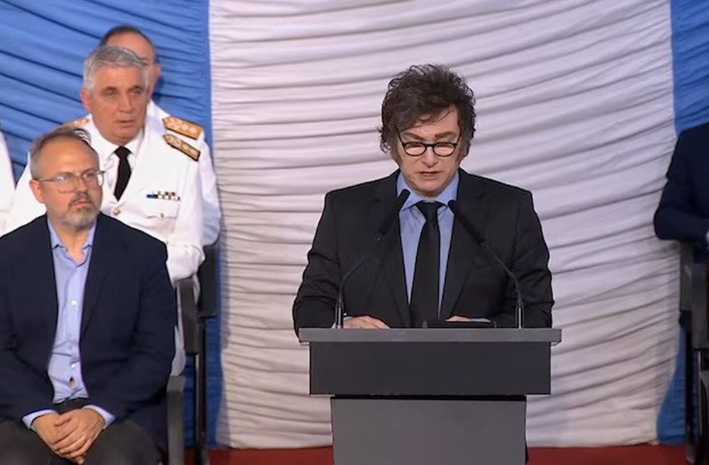 EL ACTO. Milei presidió la entrega de sables en el Colegio Militar de la Nación.