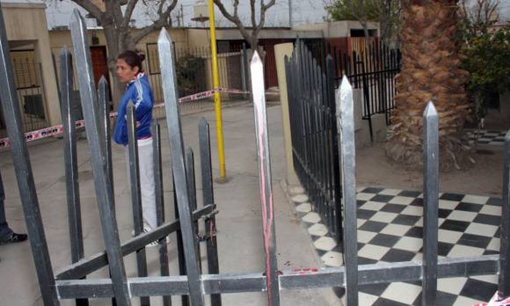 Murió al clavarse una reja cuando huía de la policía