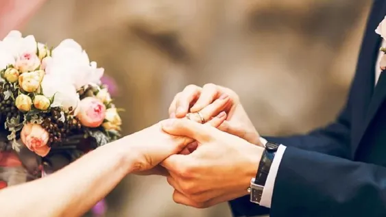 Se casa otra vez con él, luego de perder la memoria y olvidarlo