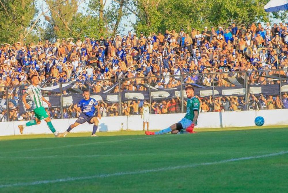 Momento. Desamparados no estaba bien parado en defensa y en el cierre del primer tiempo lo pagó. Jiménez entró solo y definió ante Real.