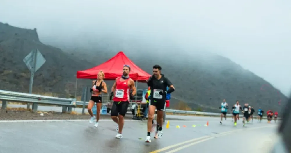 La niebla matutina acopañó a los 566 atletas que corrieron los 42K y largarón en Punta Negra. 164 damas y 402 varones. La fiesta del atletismo contó con deportistas de todas las edades.