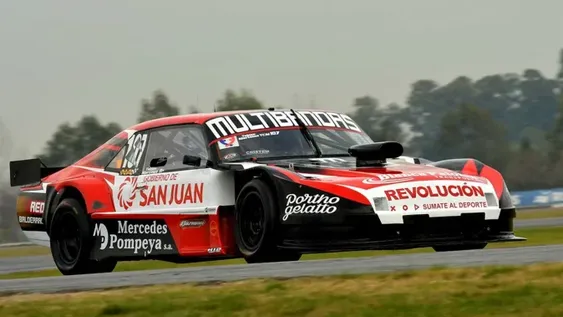 Martínez hizo negocio bajo la lluvia