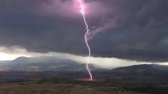 Cayó un rayo en Villa Lugano e hirió a dos personas