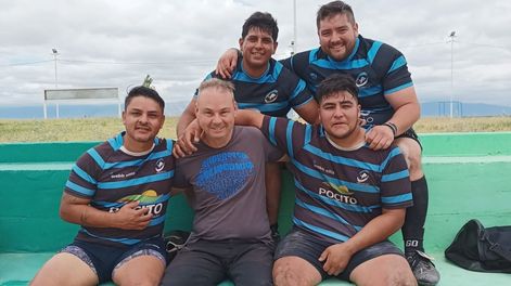 Sobrevivientes. Moreno y Dalmonego junto a otros ex-integrantes de Rugby Media Agua ahora le dieron nacimiento a Buhos Rugby.