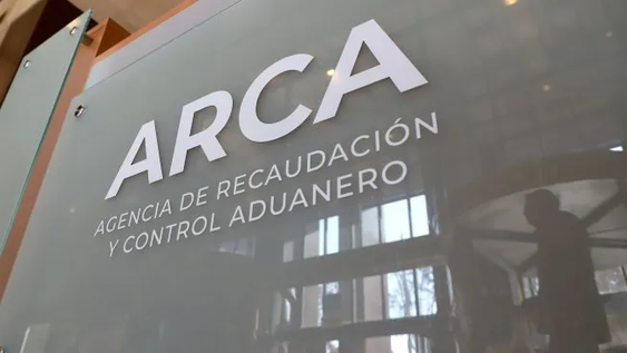 El Gobierno sumó dos meses seguidos sin caída real de recaudación.