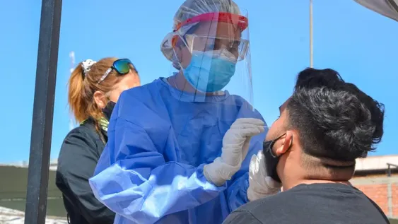 Aseguran que bajó hasta cuatro veces la demanda diaria para hacerse hisopados