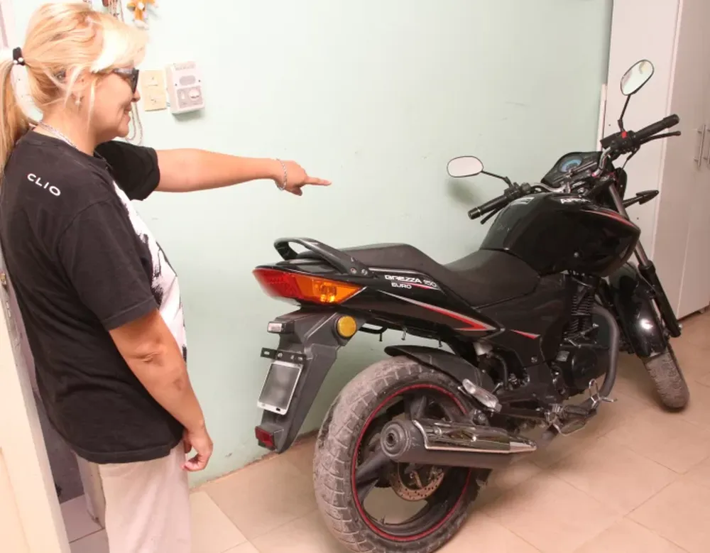 Lo balean en una mano al dispararle 3 veces por resistirse al robo de su moto