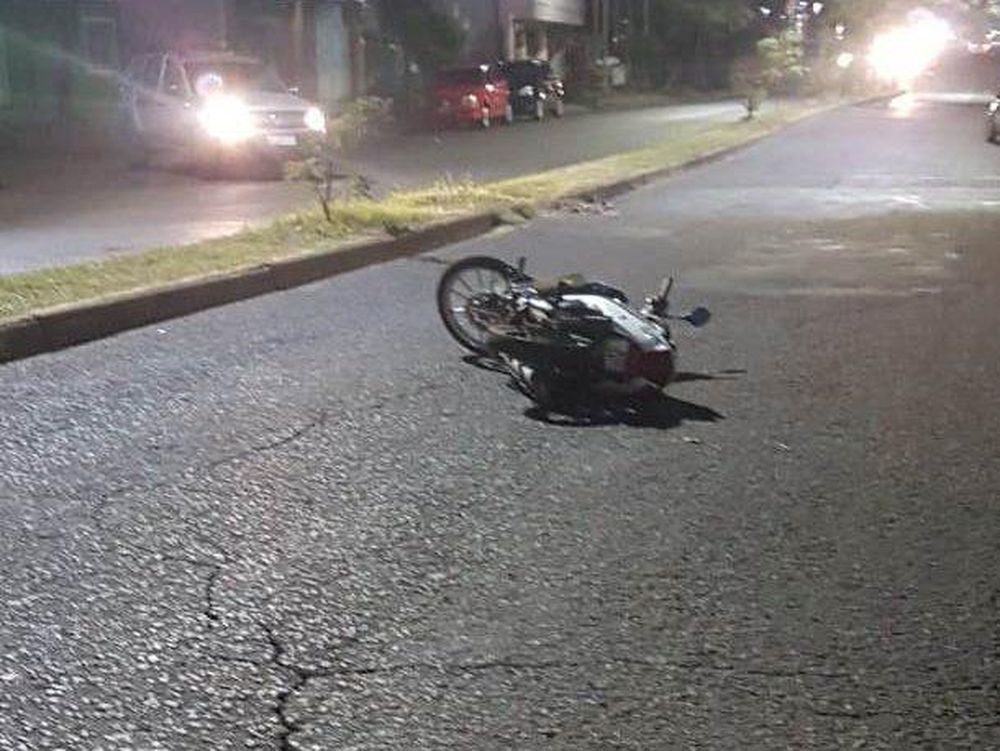 Un joven de 16 años robó un celular, huyó en moto y chocó: lo atraparon