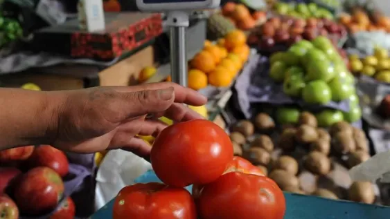 Atendía una verdulería cuando le arrebataron el bolso en el que tenía toda la recaudación
