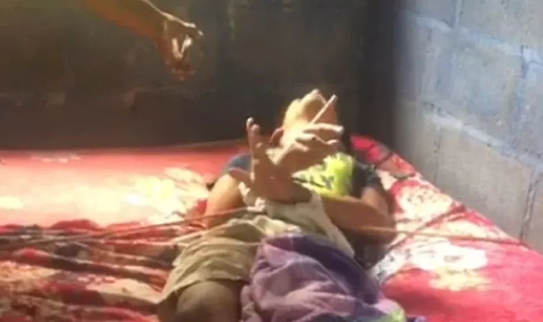 Vecinos dicen que un joven está poseído por jugar un videojuego: lo ataron y rezaron