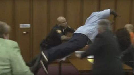 Video: el asesino de su hija se reía en pleno juicio y así reaccionó