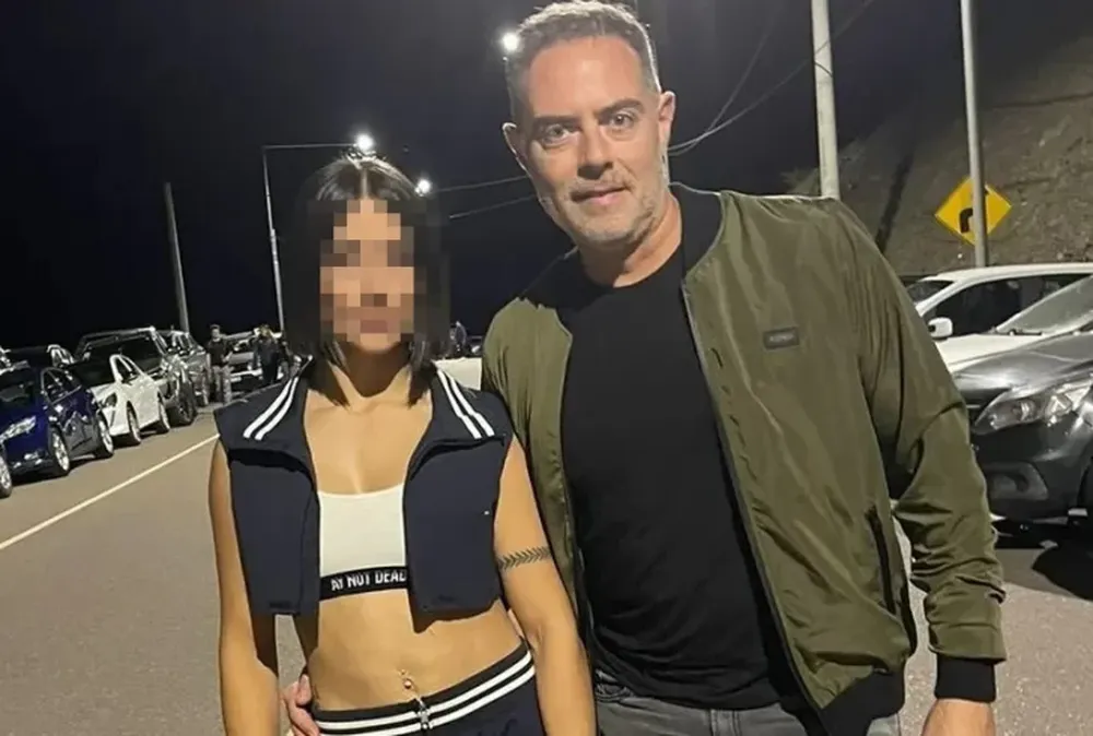EN PAREJA. La presunta víctima tiene en sus redes numerosas fotos junto al cirujano Fabián Peláez. En algunas se los ve en Europa.