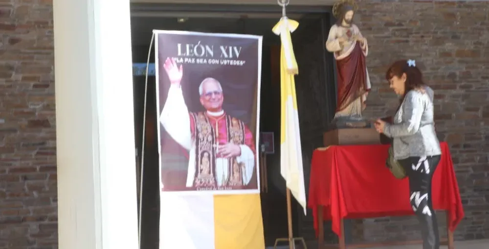 ESPERANZA. Los fieles llegaron hasta el atrio de la Catedral para rezar ante la imagen del Papa León XIV.