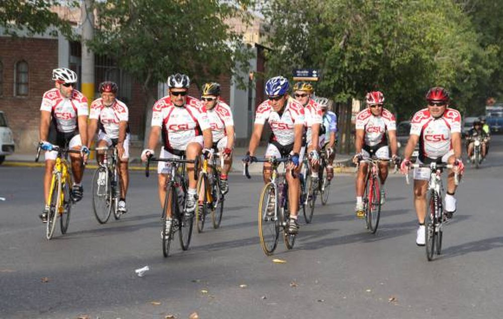 Tienen más de 50 años y  pedalean rumbo a Chile