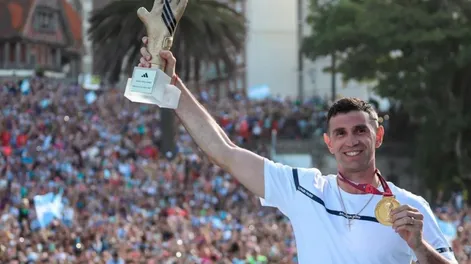 Ante 150.000 personas, ‘Dibu’ Martínez se animó a prometer que la selección irá por ‘la cuarta’