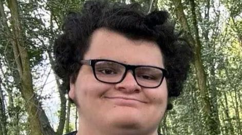 Una madre drogó y degolló a su hijo adolescente un día antes de su cumpleaños.