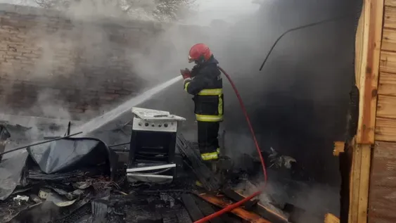Tenía una casa prefabricada en el fondo de la de sus padres y perdió todo por un incendio