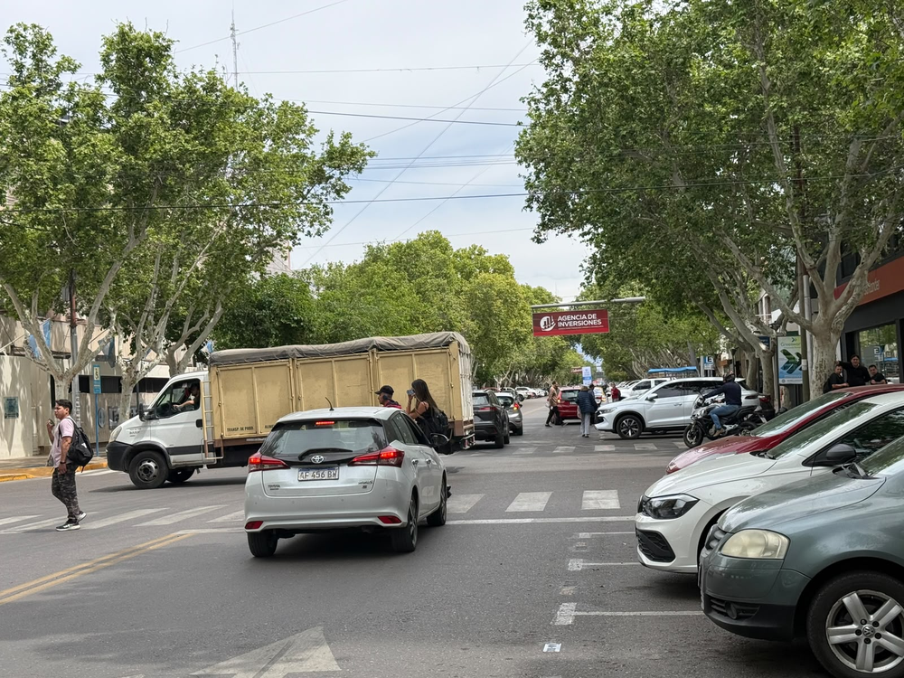 Un caos. El tránsito en la esquina de Ignacio de la Roza y Sarmiento se complica en horarios pico.
