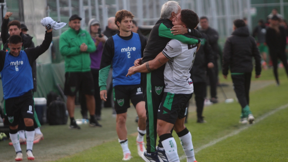 El lateral izquierdo Hernán Ziuliani, en el festejo del segundo gol, con un integrante del cuerpo técnico.&nbsp;