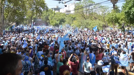 Festejos en la Plaza 25: BUSCATE en la mega galería, PARTE IV