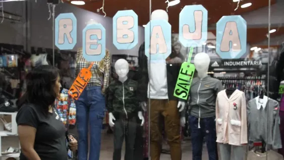 Comerciantes dicen que compran lo mínimo para la nueva temporada