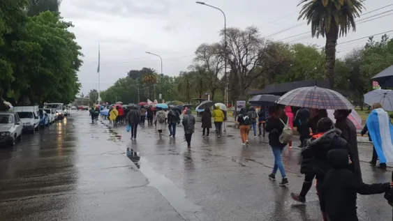 Docentes autoconvocados marcharon alrededor del Centro Cívico