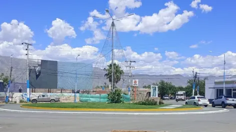 Una motociclista terminó en el Hospital después de que una automovilista la chocara desde atrás