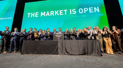 Orrego activó la campana que marcó la apertura del mercado bursátil de Toronto en la Expo San Juan Minera 2026