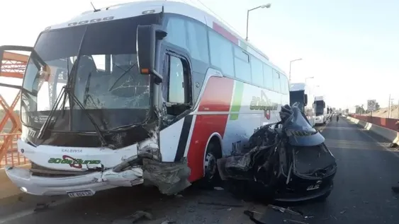 Se cruzó de carril en su auto, se fue contra un micro y no sobrevivió