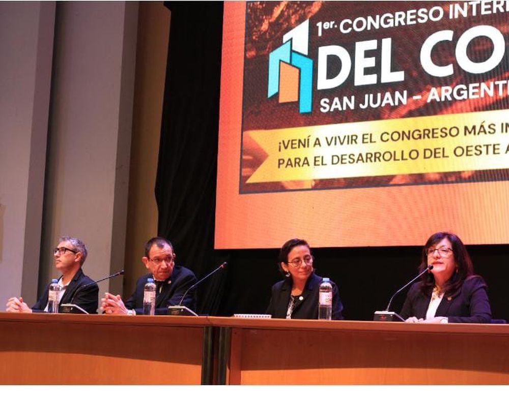 En el inicio del Primer Congreso Internacional del Cobre la mesa académica estuvo integrada por el Ing.Marcelo Bellini, del Instituto de Investigaciones Mineras; el licenciado Emiliano de Paula; la Licenciada Natalia Núñez, vicedecana de la Facultad de ciencias Exactas Físicas y Naturales y la Ingeniera Andrea Díaz, vicedecana de la Facultad de Ingienería.