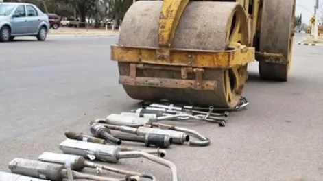 Ruidos molestos: municipios bonaerenses destruyen caños de escape