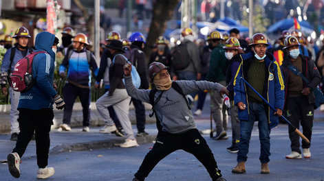 Mineros artesanales se enfrentan a la policía durante una protesta para exigir acceso a zonas mineras ampliadas en La Paz, Bolivia. Mineros artesanales se enfrentan a la policía durante una protesta para exigir acceso a zonas mineras ampliadas en La Paz, Bolivia.