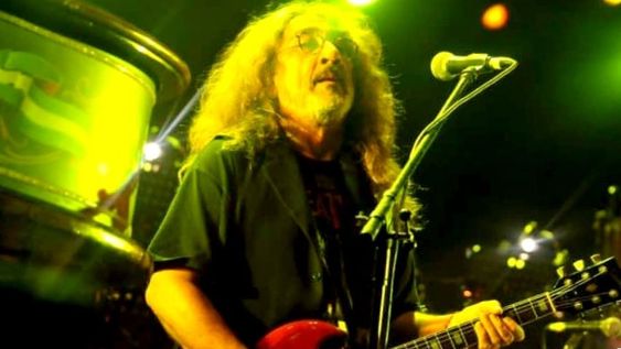 Gringui Herrera, guitarrista de Los Abuelos de la Nada, en los 80 y hoy (Foto gentileza).