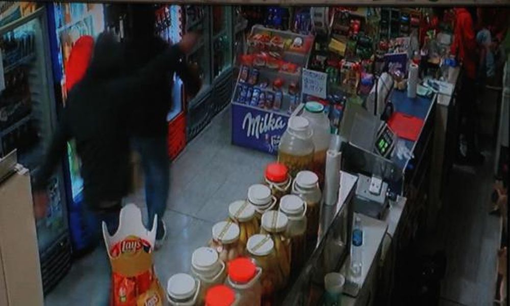 En dos minutos y con armas roban $53.000 de un negocio