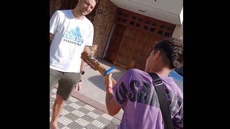 Simón, el pequeño que emocionó a Lionel Scaloni al cantarle una chacarera