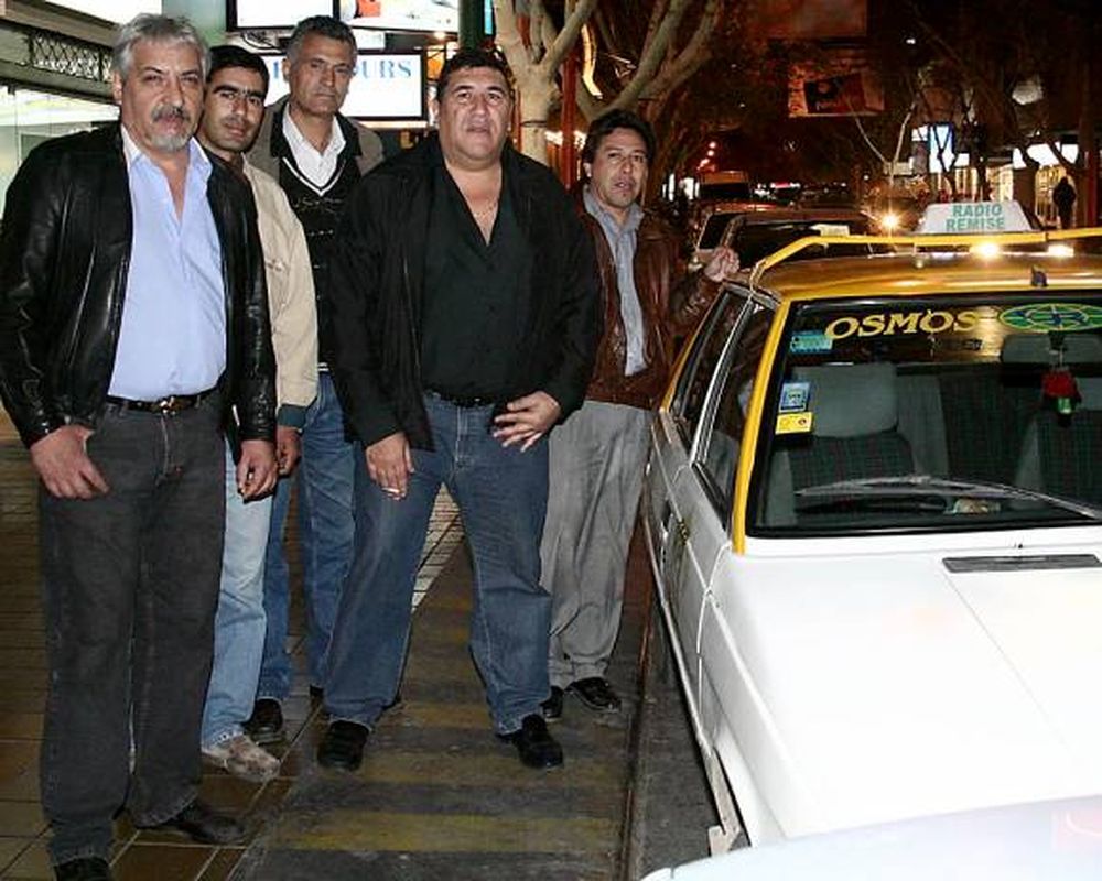 Blanquean 3 de los 2.000 remiseros que hay en negro