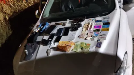 Asalto, persecución y secuestro de dinero, drogas y cartuchos de pistola