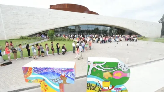 Largas filas por una entrada para el espectáculo final