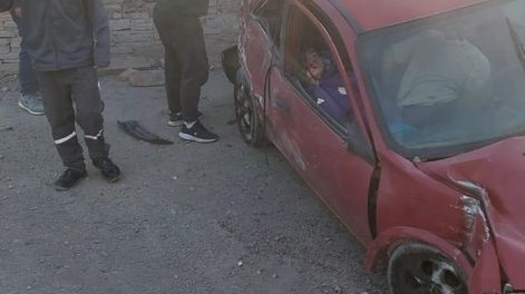 Impresionante impacto de un auto, de vereda a vereda, cerca de la UVT