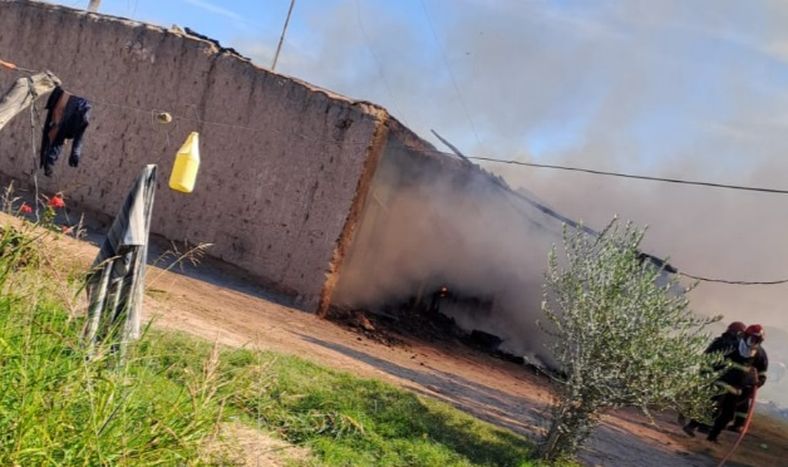 Grave incendio en San Martín: explotó una garrafa y las pérdidas fueron prácticamente totales