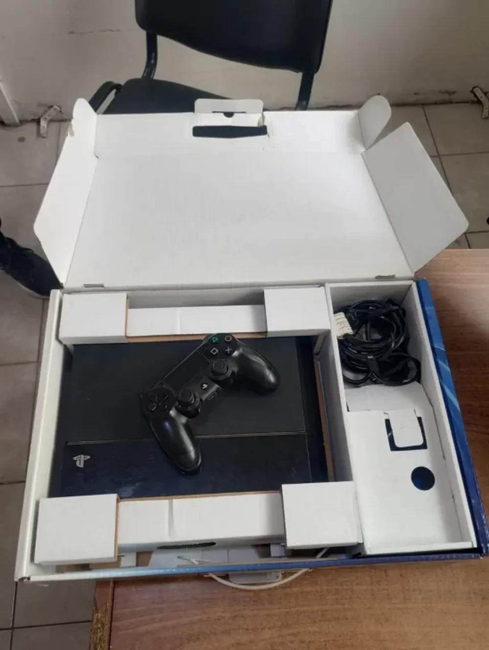 Cae una mujer con dólares, tarjetas, relojes, perfumes y aparatos robados