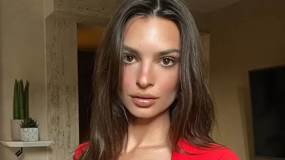 Lencería y zapatillas, el sencillo look de Emily Ratajkowski
