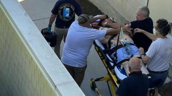 Dramático ataque en EEUU al escritor Salman Rushdie