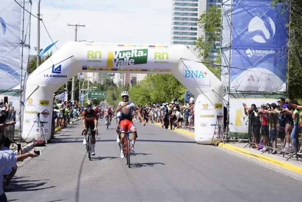 Nicolás Tivani brilló en el sprint final y ganó la segunda etapa de la Vuelta al Valle