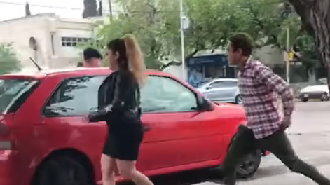 “Mirá la Noriega”, pillaron a la abogada empujando un auto con tacos y minifalda