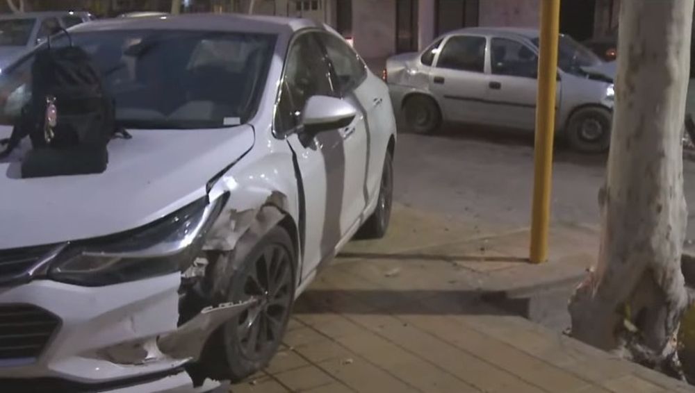 Choque en una esquina céntrica con semáforos.