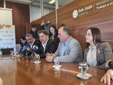 La presentación del plan sanitario se hizo ante la prensa. Las aplicaciones contra la polilla de la vid arrancarán con la primera alerta del SENASA. La presentación del plan sanitario se hizo ante la prensa. Las aplicaciones contra la polilla de la vid arrancarán con la primera alerta del SENASA.