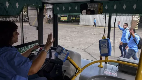 Mujeres de todo el país podrán inscribirse para conducir micros