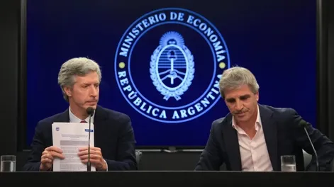 El titular del Banco Central, Santiago Bausili y el ministro de Economía, Luis Toto Caputo.